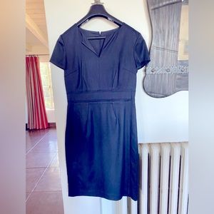 Navy like new Ann Taylor Dress in excellent condition. Size 4
